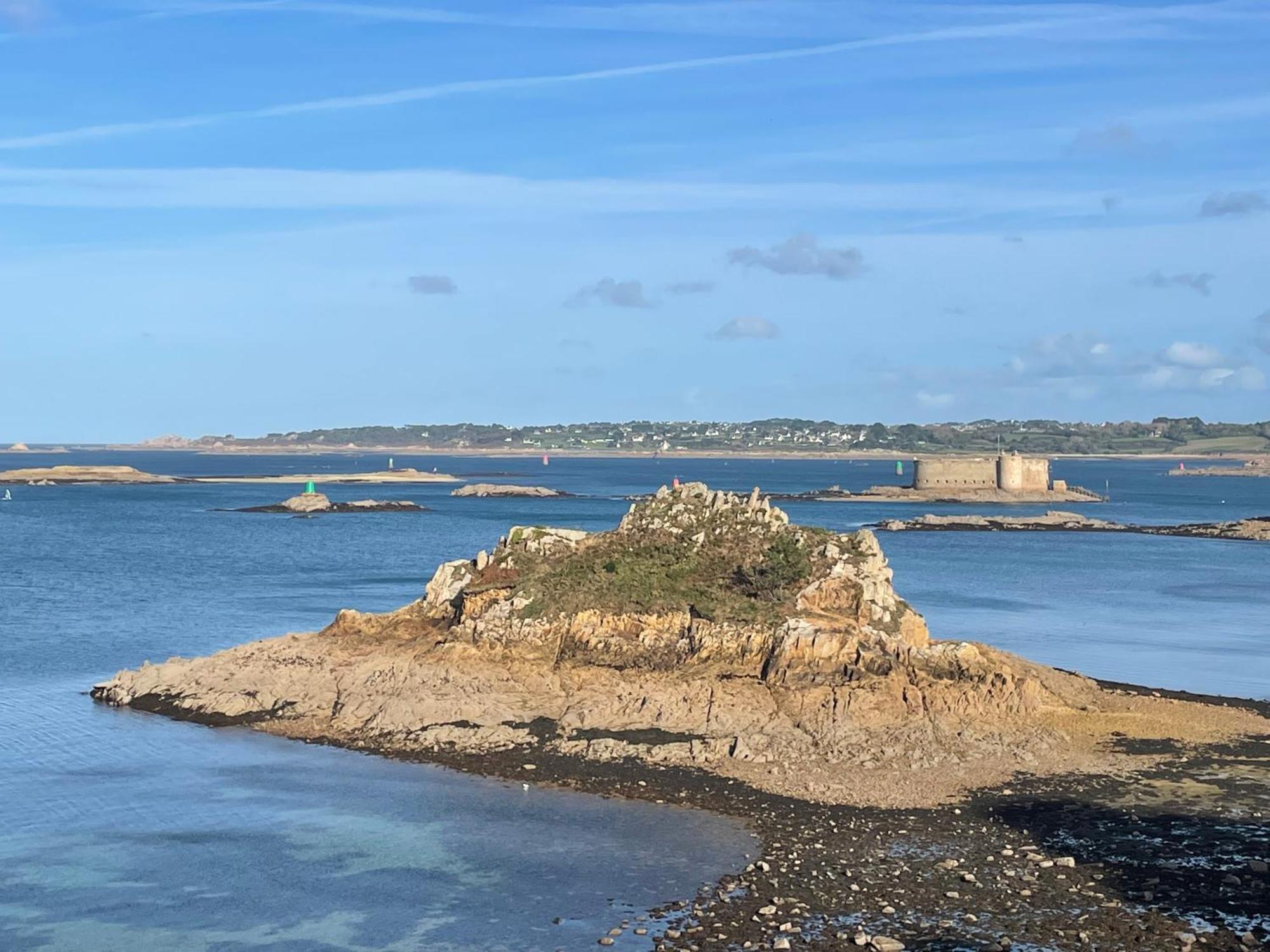 Charmant Gite Avec Exterieur Et Piscine Partagee Mespaul Exterior foto